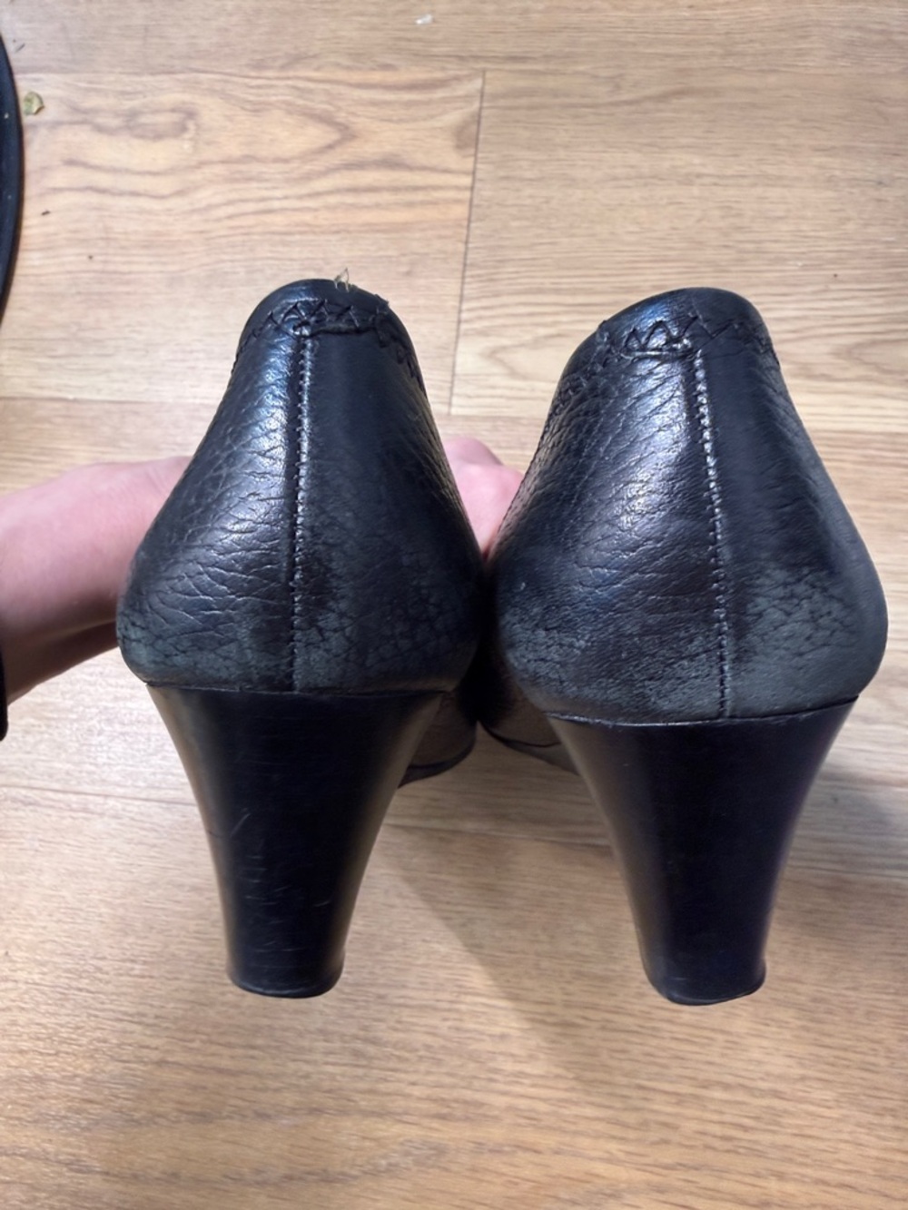 Tory Burch Black Pebbled Leather Wedge Pumps with Logo Emblem - Picture 9 of 10